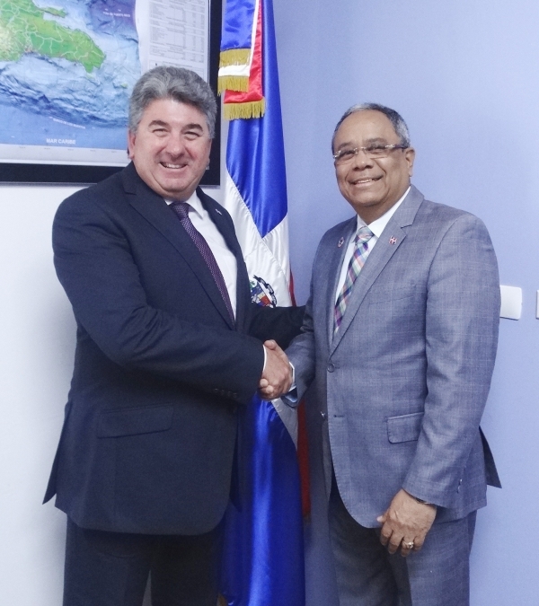 Chris Campbell, embajador británico en el país, y Evérgito Peña Acosta, vicepresidente ejecutivo del CNCCMDL